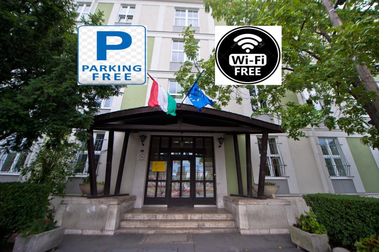 Mogyorodi Hostel Budapest Exterior photo